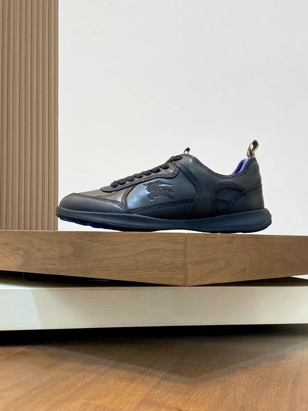 Men's men's shoes 💰660 𝐁𝐔𝐑𝐁𝐄𝐑𝐑𝐘# Burberry's new war horse plaid casual sneakers, new terrace casual sneakers·Burberry (Burberry) classic elements, super comfortable shoes··Knight blue non-slip soles. Finally I saw the latest diagonal checkered sneakers. The colors are really good-looking and can be matched with any way. Sneakers in cotton blend. Crafted in an Italian workshop, it features a worsted Burberry check pattern. Featuring a mesh lining and checkered laces, the rubber sole features the archive Burberry monogram. From Burberry's iconic collection, these wardrobe staples are interpreted with the brand's signature style. The round toe and tongue are embellished with the Equestrian Knight logo (EKD) label, leather insole, and the sole is embellished with the Burberry letter logo size: 38-44 (customized for 45 and 46)